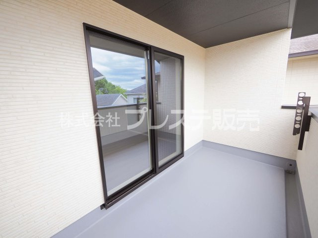 奈良市あやめ池北２丁目の新築一戸建のバルコニー|現地写真（インナーバルコニー）急な雨にも安心の大型屋根付きインナーバルコニーを配置しました！