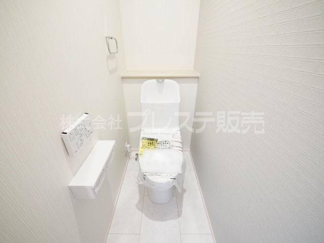 奈良市あやめ池北２丁目の新築一戸建のトイレ|現地写真（２階トイレ）温水洗浄便座を標準装備！