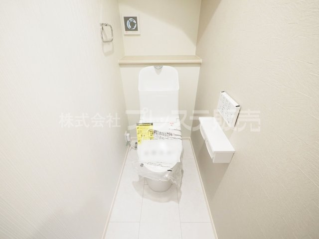 奈良市あやめ池北２丁目の新築一戸建のトイレ|現地写真（１階トイレ）温水洗浄便座を標準装備！