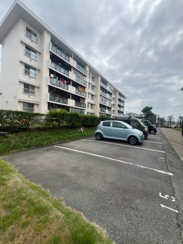 狩口台住宅33号棟の駐車場