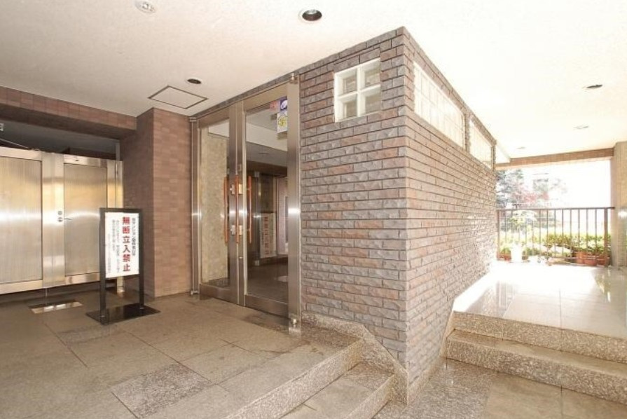 ステージファースト目白のエントランス