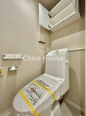 ガーデンフラッグシティのトイレ|【トイレ】 収納スペースをしっかりと確保した温水洗浄便座機能付きトイレ。温水洗浄便座は清潔にお使いいただくための大切なアイテムです。