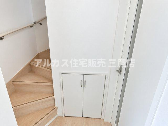 国分寺市東戸倉１丁目　西武国分寺線　恋ヶ窪駅　新築戸建の収納|手すり付きの階段と、デッドスペースを有効利用した小ぶりの階段下収納。