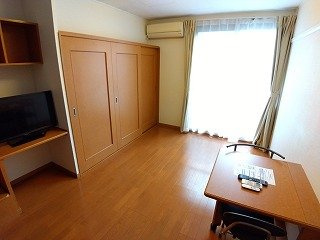 レオパレス一本杉の居間・リビング|２Ｆはカーペットになります。