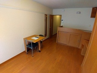 レオパレス一本杉の居間・リビング|２Ｆはカーペットになります。