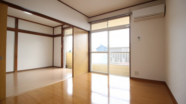 メゾン山岡の居間・リビング|ゆったり過ごせる居間です