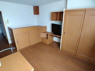 レオパレスＨＡＫＵＢＡの居間・リビング|２Ｆはカーペットになります。