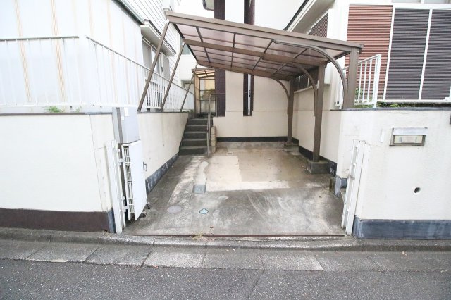 パレOY小谷田の駐車場|車をお持ちの方に嬉しい駐車場付きの物件です