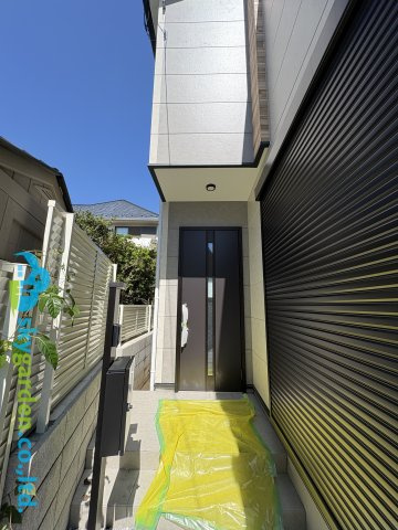 茅ヶ崎市浜須賀1期　新築戸建　全2棟1号棟の玄関|玄関前の様子