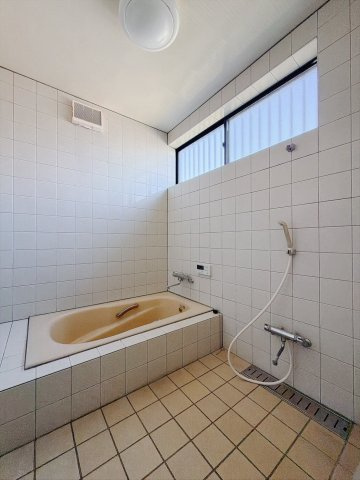 【中古戸建】太田市東金井町の浴室|■浴室｜1日の疲れを癒す、ゆったりとしたバスタイムをぜひお過ごしください(*＾＾*)大きな窓付きで嬉しい♪
