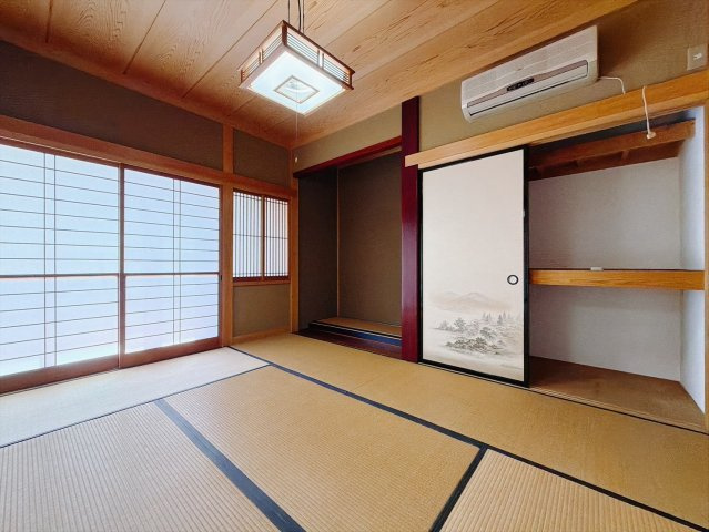 【中古戸建】太田市東金井町の和室|■和室｜季節物がたくさん収納できる押し入れは衣替えや模様替えで大活躍！