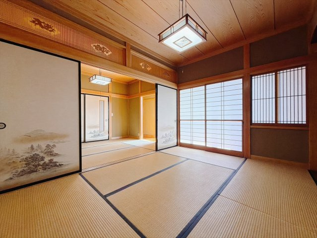 【中古戸建】太田市東金井町の和室|■和室｜和室でしか味わえない畳ならではの香りや素材で和のやすらぎを感じてください♪休日はお子様とお昼寝するのにも最適です！
