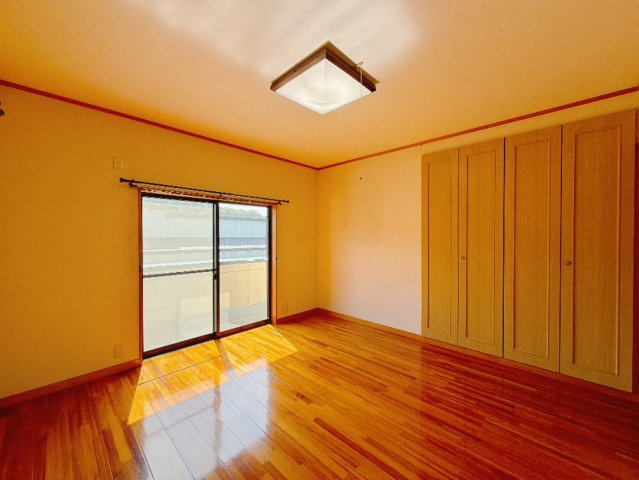 【中古戸建】太田市東金井町の洋室|■洋室｜ほっと安らぐ落ち着いたナチュラルな色合い。ウッドの質感でお部屋も心もやさしいぬくもりに包まれます。明るい日差しが降り注ぐお部屋に、居心地の良さを感じます♪