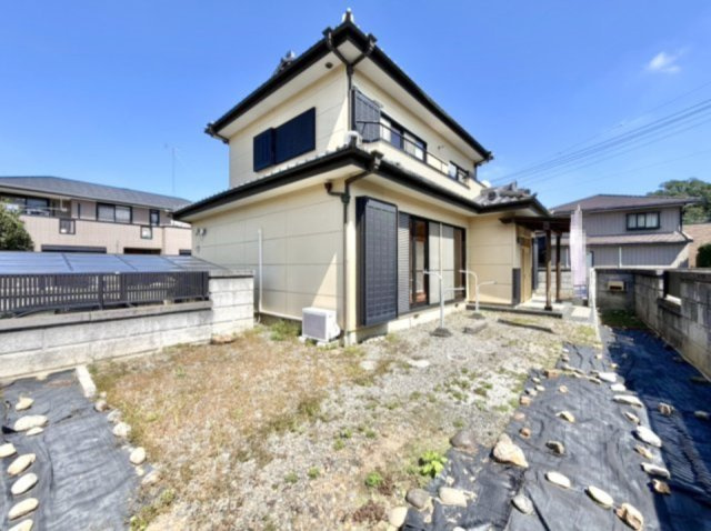 【中古戸建】太田市東金井町の外観|■外観｜南西側のお庭なので暗くなりがちな夕方も明るい印象にしてくれます♪道路から離れたお庭なのでお子様が外で遊ぶ際も安心です♪リビングからお庭が見える子育て世帯にも嬉しい設計です♪