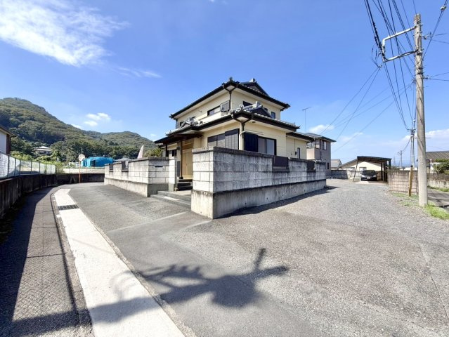 【中古戸建】太田市東金井町の外観|■外観｜角地に位置しているため開放感があり、日当たりや風通しも良好で、快適な生活環境が整っています♪