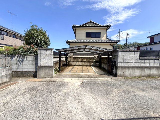 【中古戸建】太田市東金井町の外観|■外観｜雨や雹、鳥の糞などから大切な愛車を守ることが出来る嬉しいカーポート付き♪