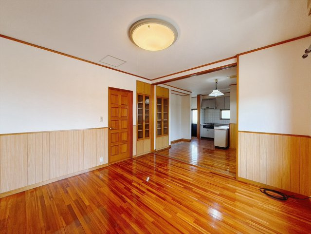 【中古戸建】太田市東金井町の居間・リビング|■リビング｜窓から射し込む陽射しが縦横に広がり、あたたかな空間が形づくられています。ここはご家族の笑顔集まる憩いの空間です( ＾＾ )