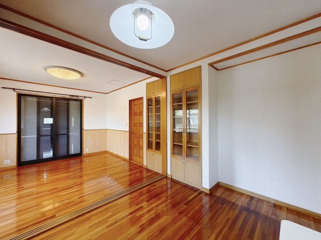 【中古戸建】太田市東金井町の居間・リビング|■リビング｜収納には本や雑貨、写真などもオシャレに飾ることが出来ます♪家族との思い出の品が増えていくと嬉しいですね♪