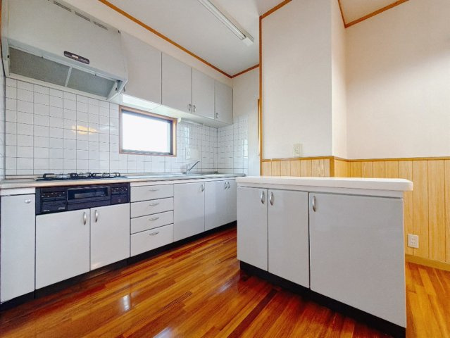 【中古戸建】太田市東金井町のキッチン|■キッチン｜大きなお鍋や調理用具のも出し入れラクラクな収納がたっぷり！毎日使う場所だからこそ、無理のない姿勢で作業できるのは嬉しいポイントですね(*＾＾*)♪