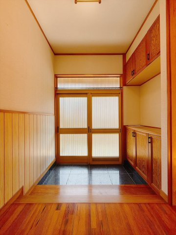 【中古戸建】太田市東金井町の玄関|■玄関｜毎日の「いってらっしゃい」や「お帰りなさい」を大切なご家族と過ごす玄関は〈使いやすさ〉を追求しております。玄関横の物入は急な来客時でもさっとお片付けできるスペースを確保しています。