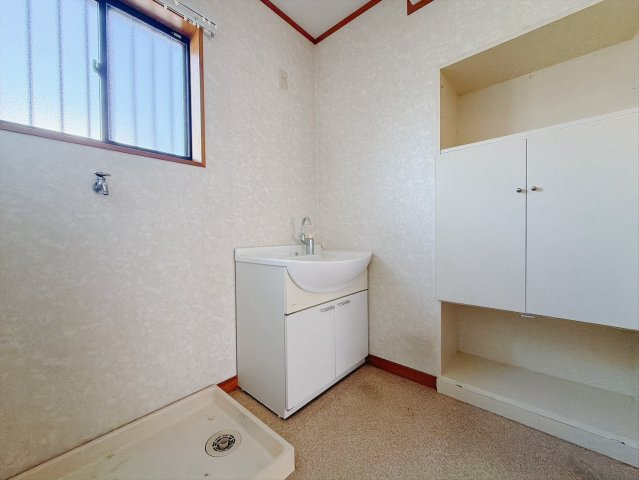 【中古戸建】太田市東金井町の独立洗面台|■洗面室｜リネンスペースには、タオルやバスタオル・着替えなどが置けるので大変便利です♪買い置きした洗剤もしまえてどんな時も綺麗な状態を保てます♪