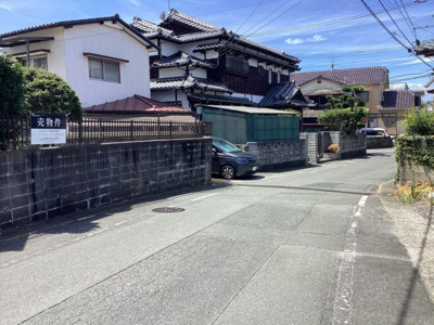 【前面道路含む現地写真】 | 荒尾市原万田売家 | 前面道路は幅員約6.1mあり、車の出し入れもスムーズです。