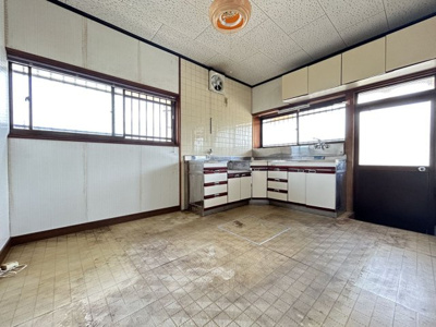 【キッチン】 | 荒尾市原万田売家 | 窓から差し込む光が明るい、勝手口付きのキッチン空間です。