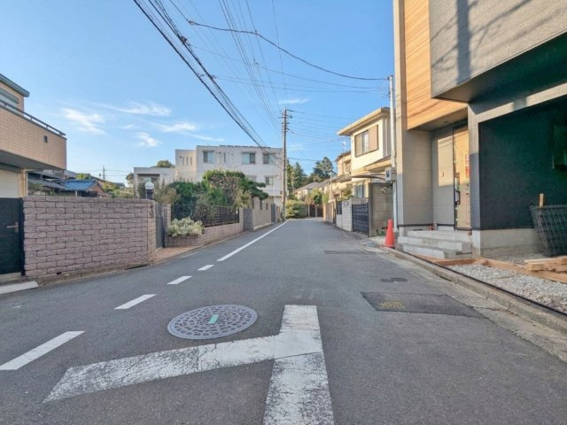 練馬区氷川台2丁目 限定1棟の前面道路含む現地写真|伸びやかな約5.4m公道に面してます
氷川台2丁目の落ち着いた住宅地