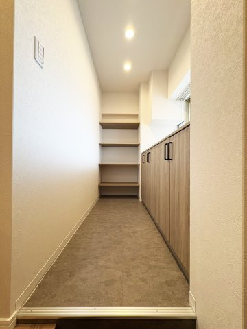 ローレルハイツ茨木総持寺2号棟の玄関|シューズボックスのある玄関スペースです。