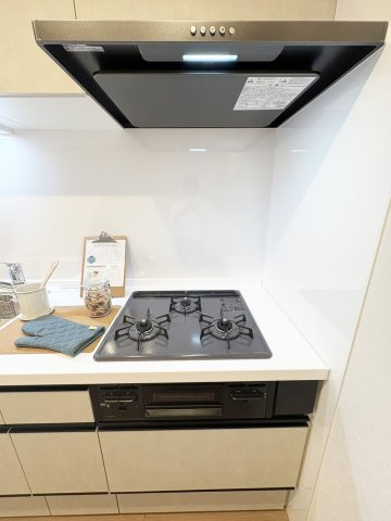 ローレルハイツ茨木総持寺2号棟のキッチン|三口ガスコンロです。