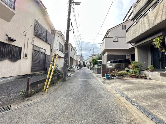 【前面道路含む現地写真】 | 富士見市水谷東3丁目　新築一戸建住宅　全1棟　(丸井志木店) | 道路の先まで見通せる、落ち着いた雰囲気の前面道路。周辺には住宅が建ち並び、穏やかな住環境が広がっています。