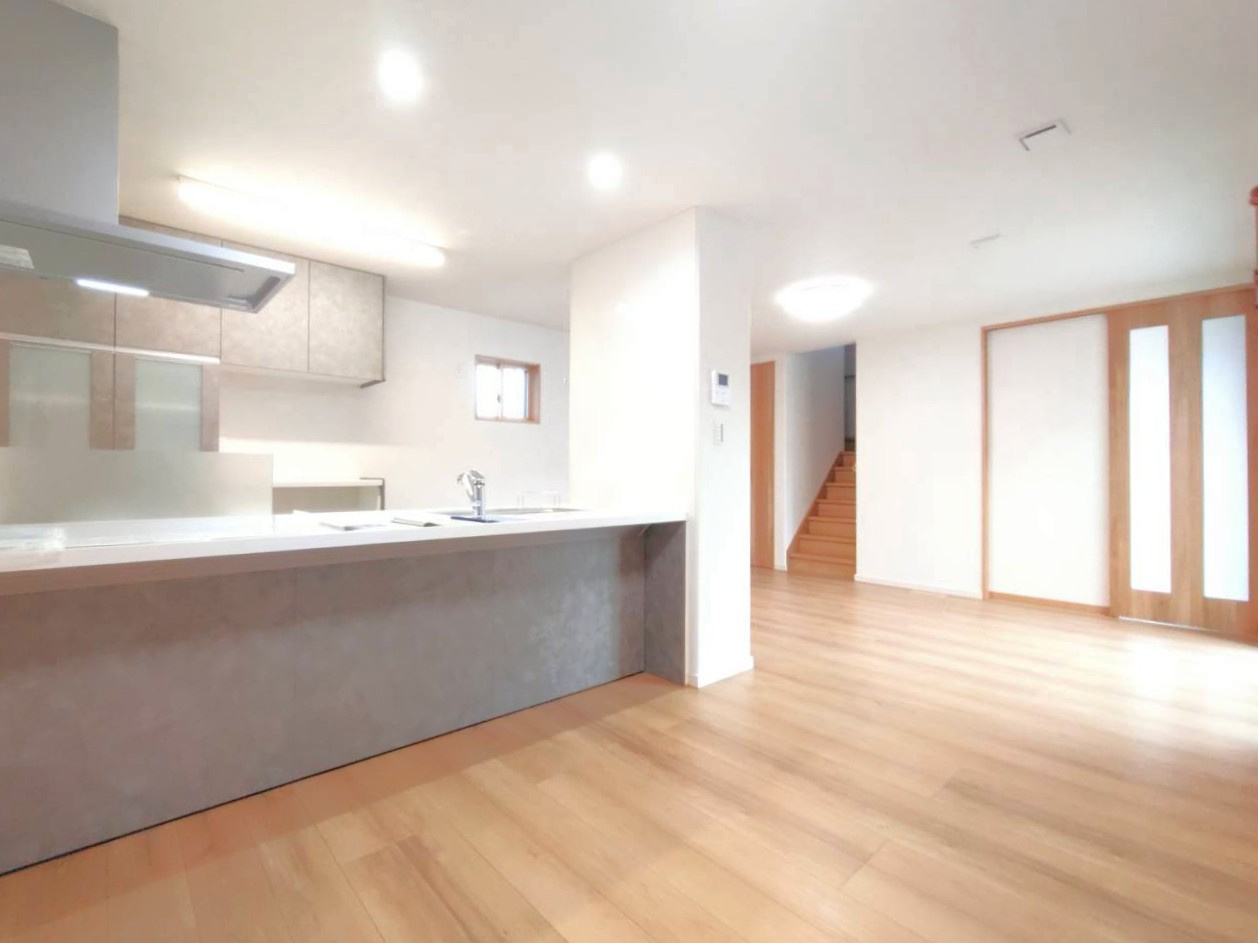 ◆オール電化住宅◆並列駐車２台可能＆小屋裏収納付き３ＬＤＫ◆周辺環境充実◆大津市石山寺４丁目の居間・リビング|リビング