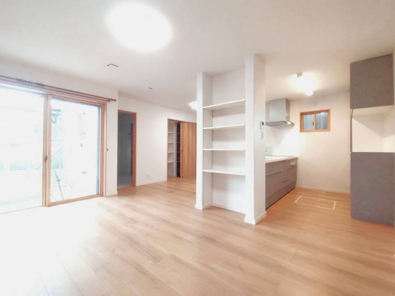 オール電化◆並列駐車２台可＆小屋裏収納付３ＬＤＫ◆周辺環境充実◆大津市石山寺４丁目ニュータウン３期の居間・リビング|リビング