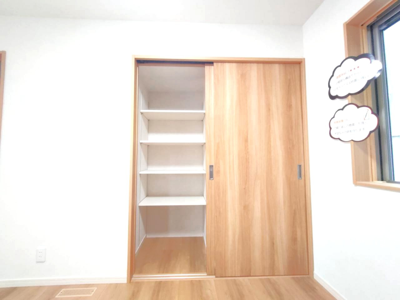 ◆オール電化住宅◆並列駐車２台可能＆小屋裏収納付き３ＬＤＫ◆周辺環境充実◆大津市石山寺４丁目の居間・リビング|リビング収納スペース