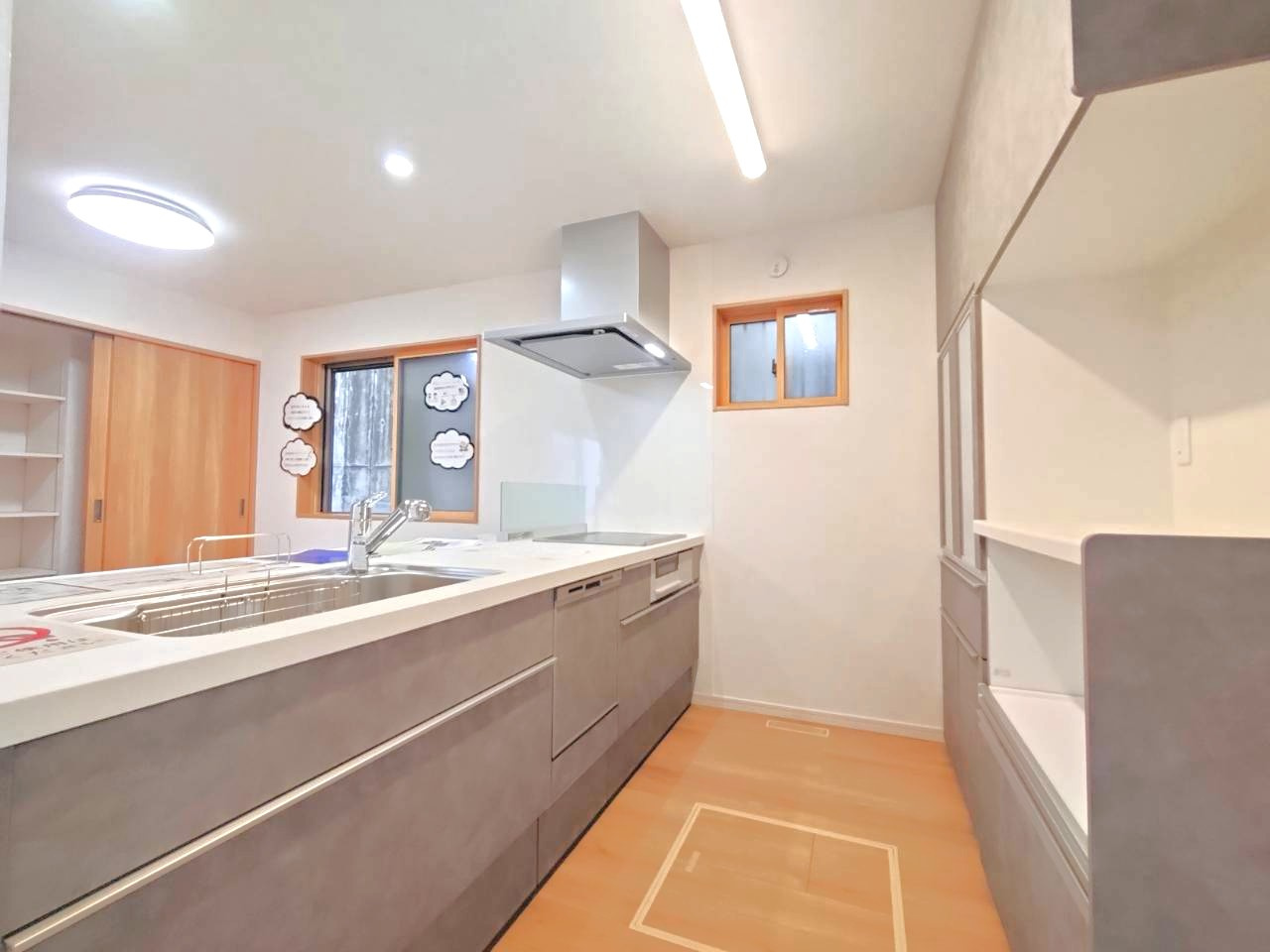 ◆オール電化住宅◆並列駐車２台可能＆小屋裏収納付き３ＬＤＫ◆周辺環境充実◆大津市石山寺４丁目のキッチン|キッチン＆カップボード