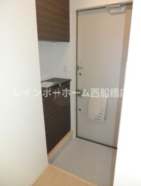 千葉市花見川区幕張町３丁目のアパートの玄関