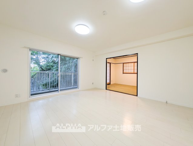 ライオンズマンション多摩動物公園の居間・リビング|【Open Living】◆バルコニーにつながる空間◆
窓の先にバルコニーが広がるLDK。外の光や風を身近に感じながら、家族との時間を楽しめる住まいです。