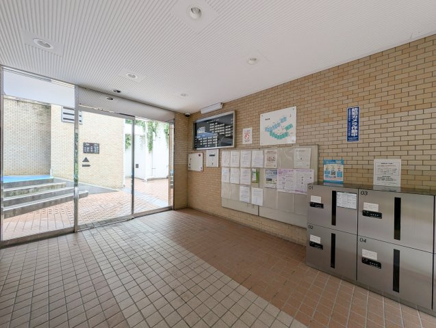ライオンズマンション多摩動物公園のエントランス|【Entrance】
◆エントランス◆住まいの入口となる共用エントランス。オートロックを備え、外部からの出入りにも配慮されています。