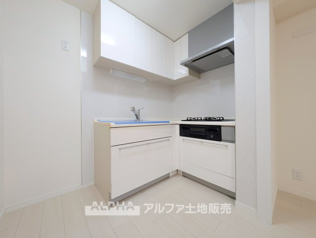 ライオンズマンション多摩動物公園のキッチン|【Kitchen Space】◆毎日の料理を楽しく◆
システムキッチンを備えた住まい。調理スペースと収納を活用しながら、毎日の食事づくりを楽しめるキッチンです。