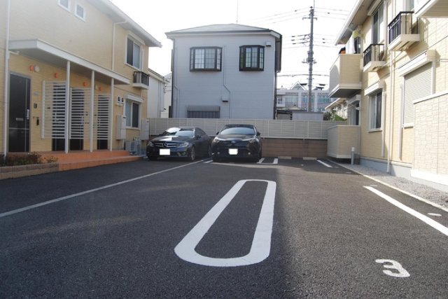 アーブルクロシェットC棟の駐車場