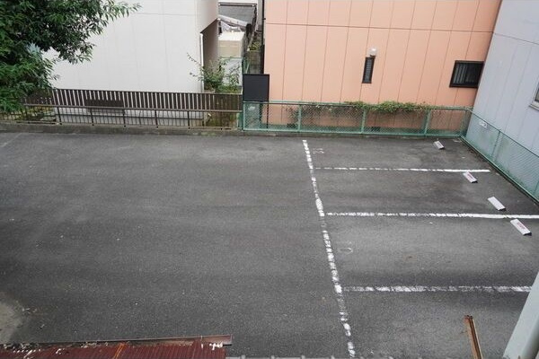 ミヅホビルの駐車場