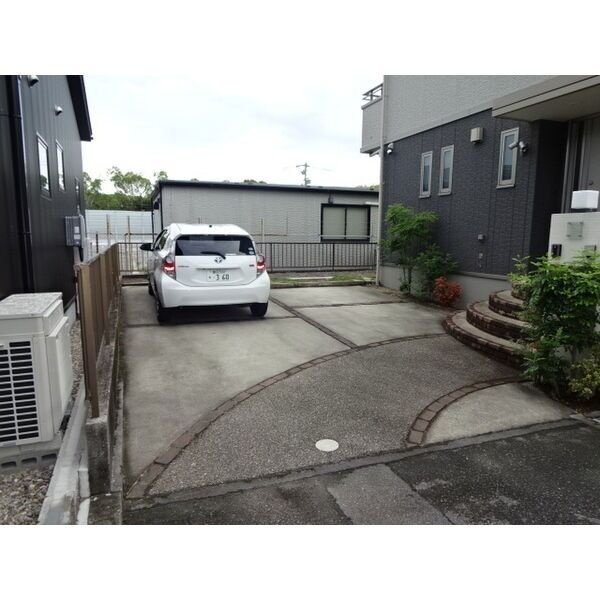 岡崎市北野町貸家の駐車場