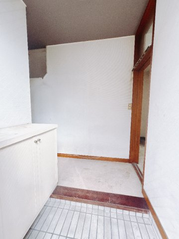 【中古戸建】前橋市文京町2丁目の玄関|■玄関｜玄関横の物入は急な来客時でもさっとお片付けできるスペースを確保しています。
