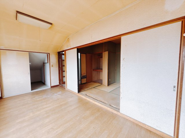 【中古戸建】前橋市文京町2丁目の洋室|■洋室｜ナチュラルカラーの床です。模様替えなどとても楽しく工夫できます♪陽当たり、風通しもとても良いので毎日快適な生活スタートです！子供部屋にも良いですね♪