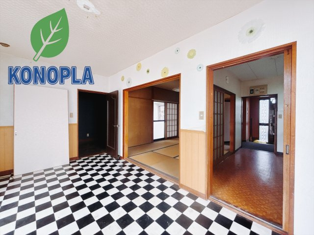 【中古戸建】前橋市文京町2丁目の居間・リビング|■洋室｜賃貸では叶わなかった、お友達とのホームパーティや大音量で映画やテレビを楽しむことができます(*^^*)