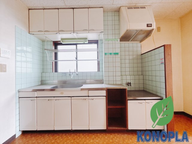 【中古戸建】前橋市文京町2丁目のキッチン|■キッチン｜ワークトップの幅が広く、お子様といっしょにお料理をつくったり、ちょっとしたパーティーも楽しめます。フラットなのでお掃除がしやすいのもポイントです♪