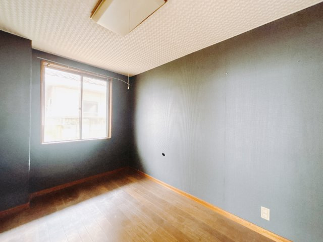 【中古戸建】前橋市文京町2丁目の洋室|■洋室｜大きい窓からあたたかいたっぷりの光が入ります♪開放的な空間で毎日をもっと快適に(*＾＾*)