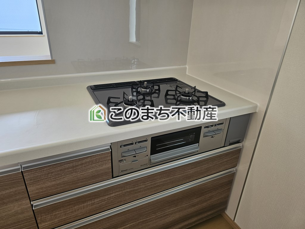 ハートフルタウン小山市駅東通り1丁目388番のキッチン|三ツ口コンロ採用で、同時調理もスムーズ◎！お料理を並べられるカウンター付きで、配膳・片付けをサポート！リビングで過ごすご家族とコミュニケーションを楽しみながら作業可能です♪