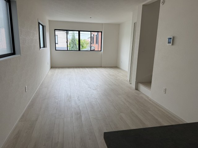 横浜１丁目　新築戸建　３棟の居間・リビング|２階　リビング19.7帖