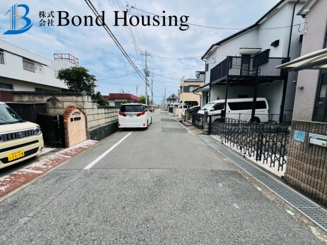 小中学校まで徒歩10分圏内　王塚台5丁目　築25年の前面道路含む現地写真
